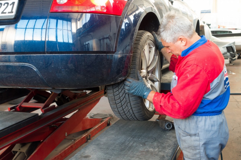 ecommerce-COMPS SUR ARTUBY-min_auto_repair_repair_lift_auto_mechanic_work_clothes_master_professional_man_of_the_fold-685629
